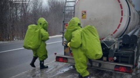 Цистерна стояла без тягача: на дорозі Львівщини стався витік соляної кислоти