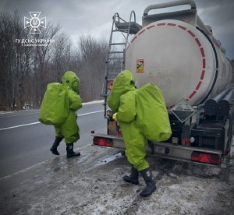 Цистерна стояла без тягача: на дорозі Львівщини стався витік соляної кислоти